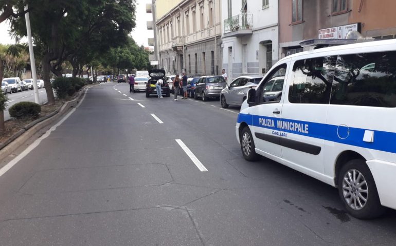 Via Campania: attraversa la strada, inciampa sull’aiuola spartitraffico e sbatte la testa sul pneumatico di un’auto