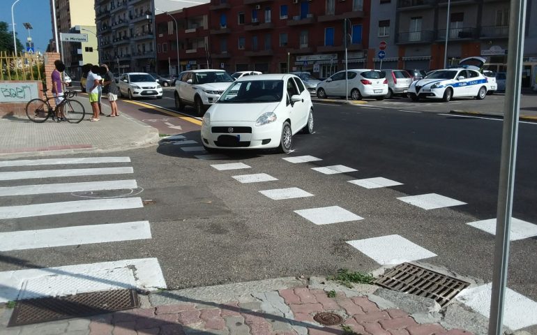 Via Is Mirrionis: incidente tra un’auto e un ciclista, portato in ospedale