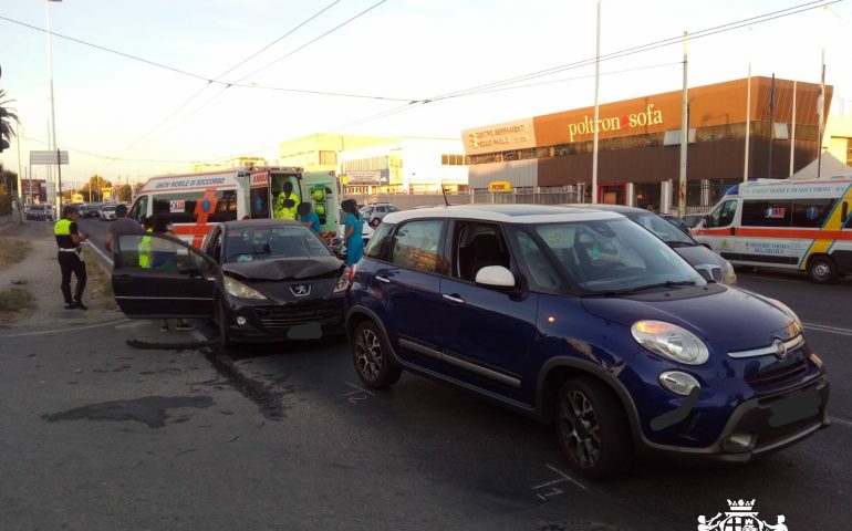 Tamponamento in viale Marconi: due auto coinvolte, quattro feriti