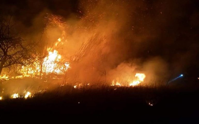 Enorme incendio in un’azienda agricola di Fonni: in fiamme 600 rotoballe
