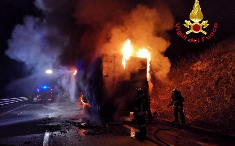 Incendio sulla SS 131, in fiamme un autoarticolato