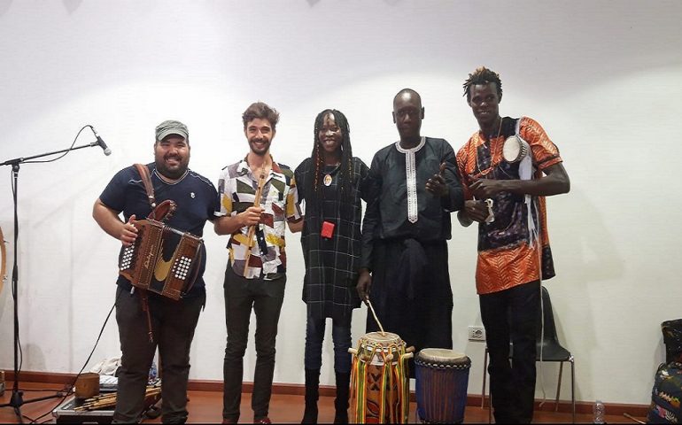 (VIDEO) La musica sarda incontra quella senegalese: nasce Gegò Yegó, mix tra launeddas e percussioni