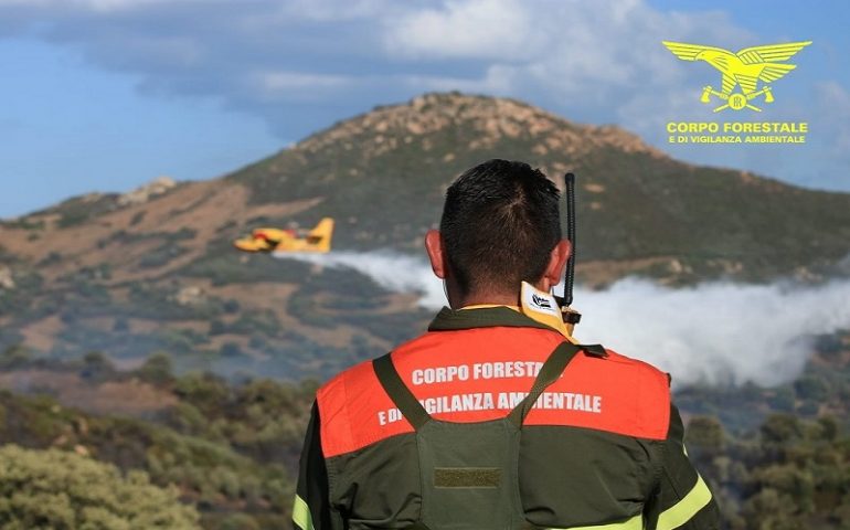 Forte vento di maestrale e ancora roghi: oggi nell’Isola divampati 16 incendi