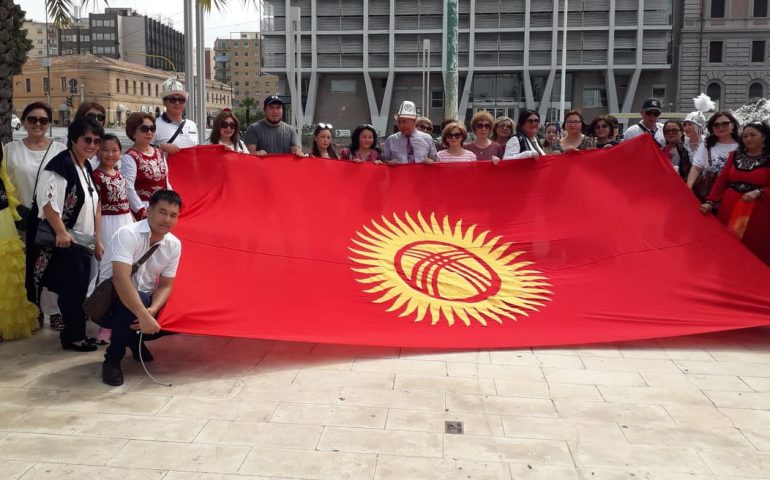 Kirghizistan, persone, fontana, palazzo, bandiera