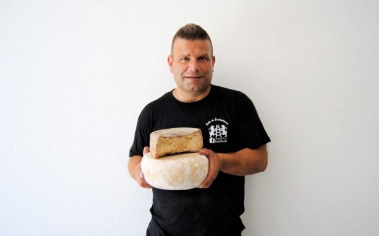 Slow Food premia “Axridda”, il formaggio di Escalaplano stagionato nell’argilla