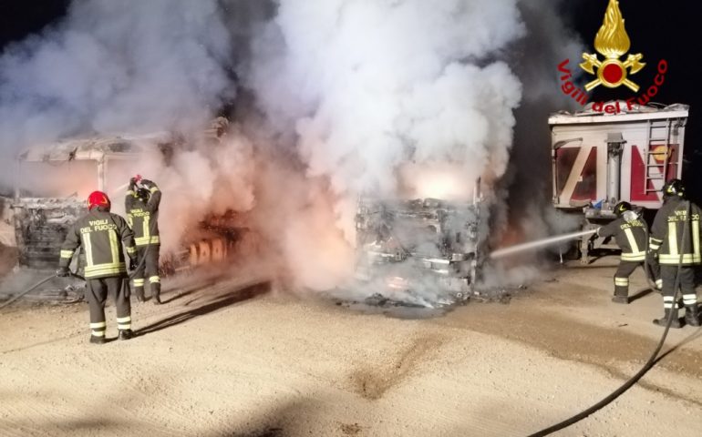 Incendio nella notte ad Assemini: distrutti dalle fiamme due camion