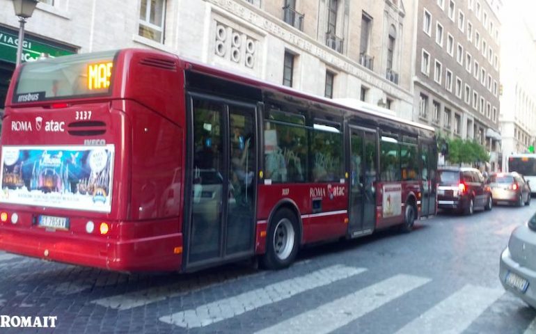 Roma: l’autista del bus li rimprovera e loro lo picchiano fino a fratturargli il naso