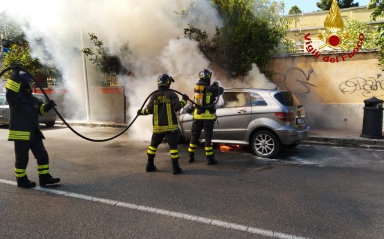 Paura a Pirri: fiamme dal motore di un’auto in marcia