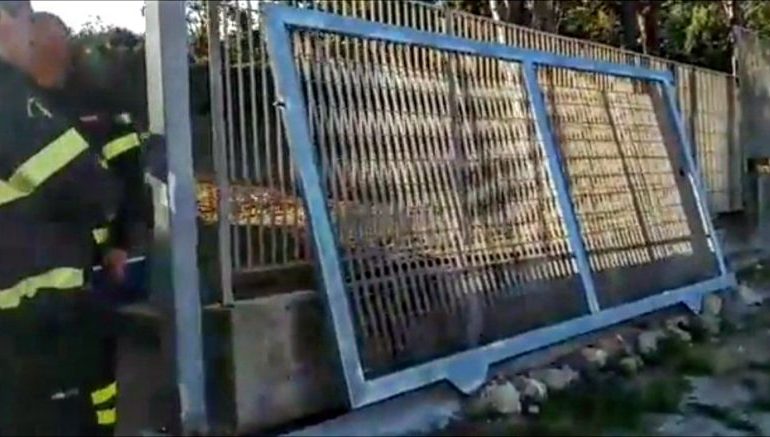 Crolla il cancello della scuola su una bidella: tragedia sfiorata a Sennori