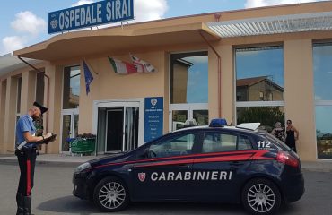 I carabinieri davanti all'ospedale Sirai di Carbonia