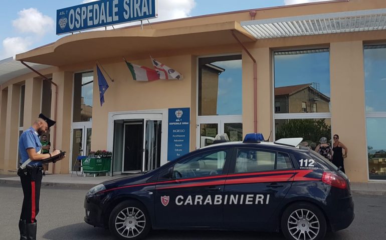 I carabinieri davanti all'ospedale Sirai di Carbonia