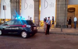 Carabinieri davanti alla Rinascente di Cagliari
