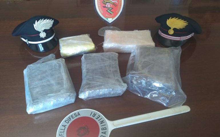 Cinque chili di cocaina nascosti nella portiera dell’auto: arrestato pizzaiolo 37enne di Serramanna