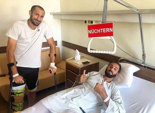 Chiellini e Pavoletti uniti nella sfortuna e operati nella stessa clinica. Ma con il sorriso