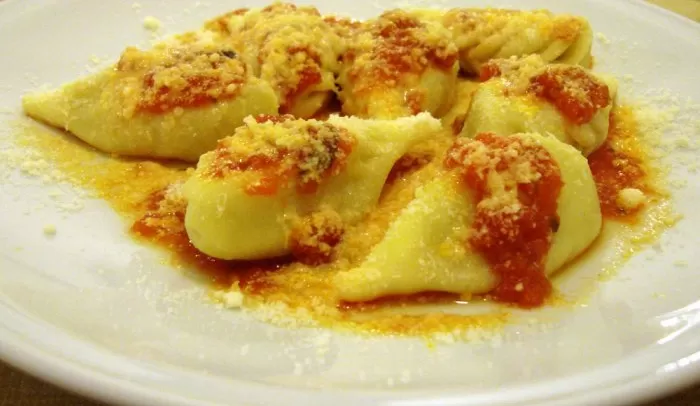 Le specialità gastronomiche della Sardegna presentate dal Gambero Rosso: culurgiones al sugo