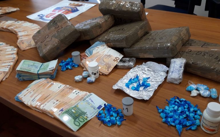 Vendevano droga ai crocieristi: sequestrati 15 kg di hashish e 65mila euro in contanti