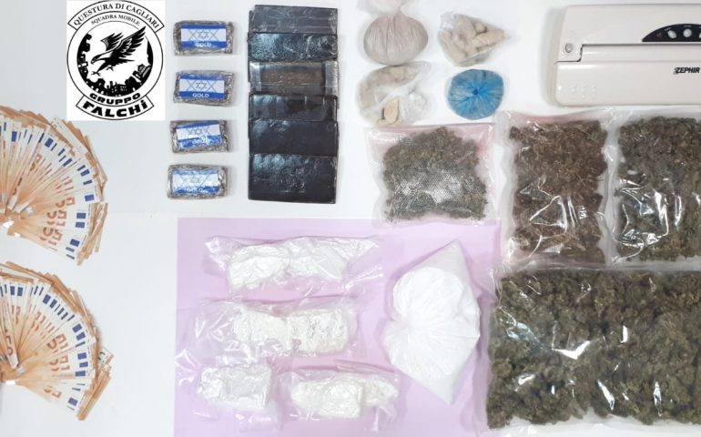 Centrale dello spaccio scoperta in via Cornalias. Soldi nascosti nella parete e droga in cantina