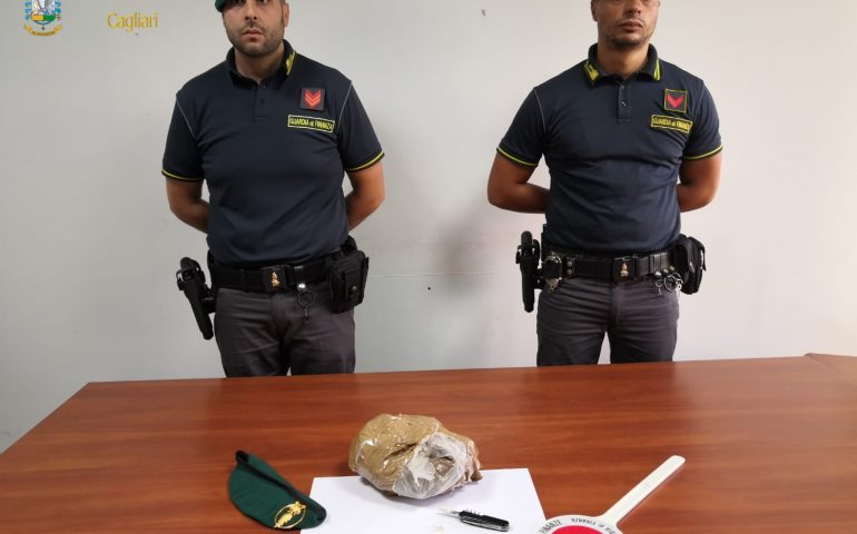 Dal Sud Africa con 2 chili di eroina in valigia decide di collaborare: arrestato a Cagliari il complice