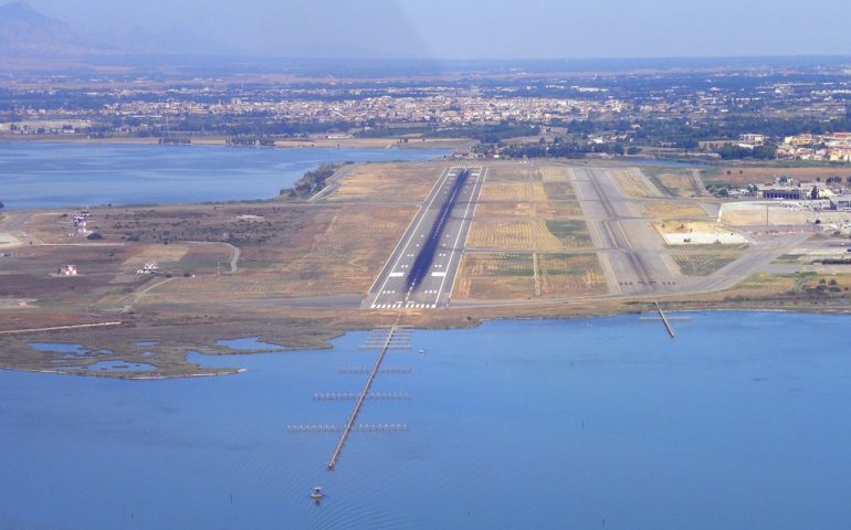 Scoppia la ruota di un aereo in atterraggio: attimi di terrore a Elmas