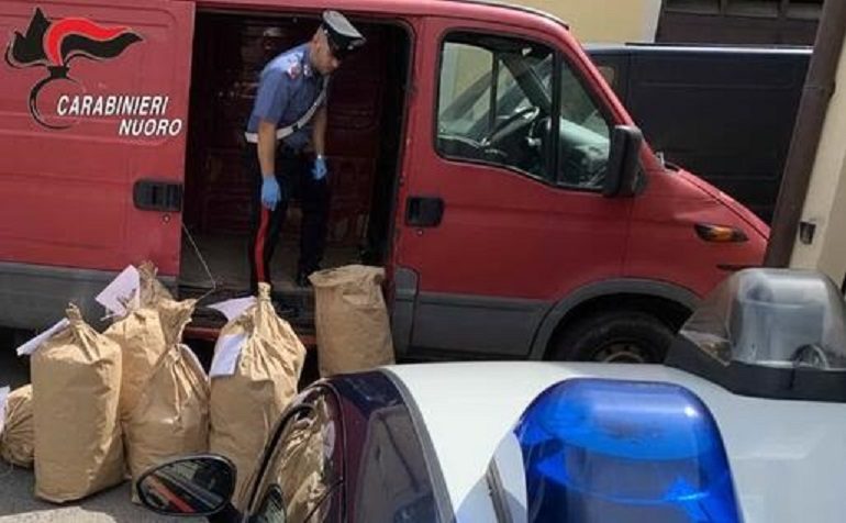 Percorre la SS 389 con un furgone sospetto: carabinieri trovani 40 chili di marijuana nel cassone