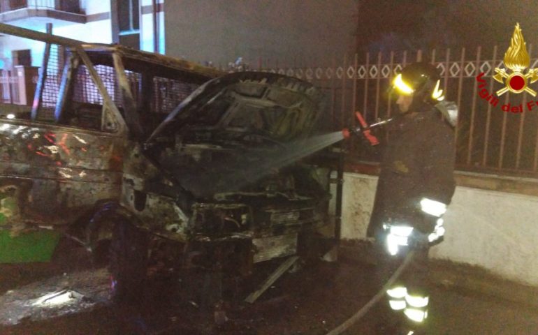 Incendio a Monserrato: furgone in fiamme