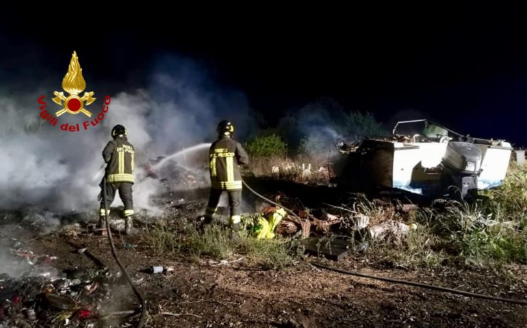 Incendi nella notte: a Muravera un’auto distrutta dalle fiamme e a Quartu a fuoco masserizie e cumuli di rifiuti