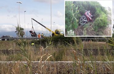 Schianto nella notte al Poetto: scooter contro un palo finisce in un cespuglio