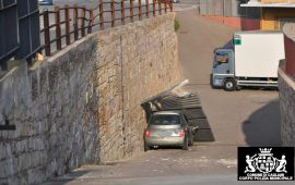 Incidente in viale Monastir a Cagliari: auto finisce contro un cancello