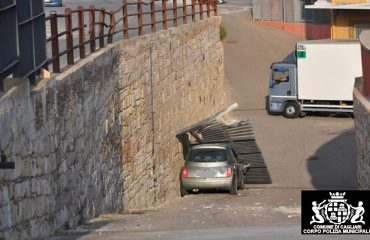 Incidente in viale Monastir a Cagliari: auto finisce contro un cancello