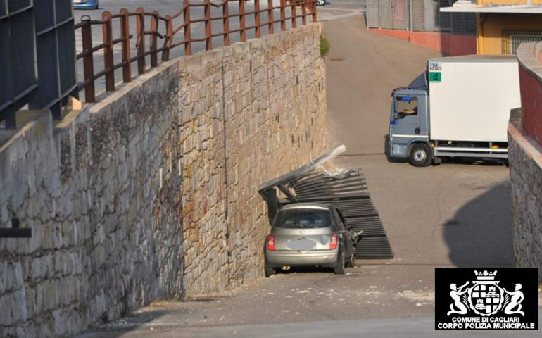 Incidente in viale Monastir a Cagliari: auto finisce contro un cancello