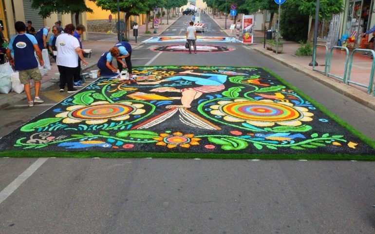 Le strade di Guspini si colorano. Infioratori da Italia, Malta e Giappone danno vita a splendide opere (Foto)