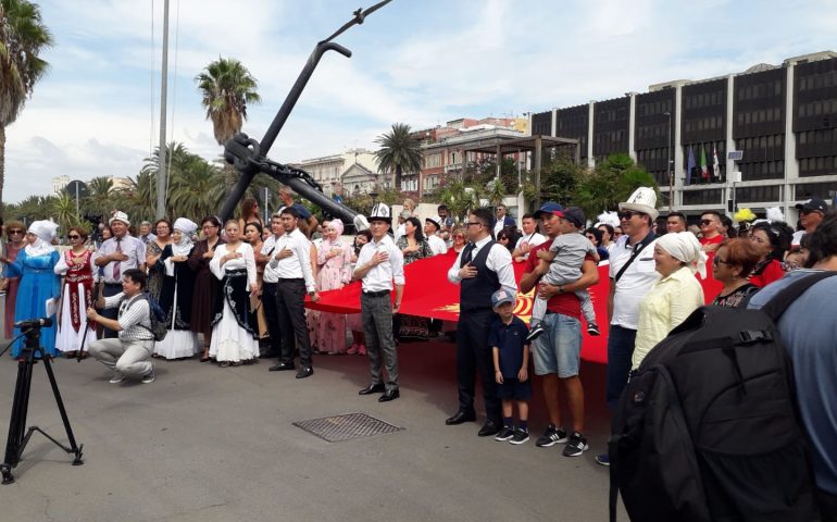 (Foto) Il Kirghizistan in festa a Cagliari: il corteo al porto per i 28 anni di indipendenza