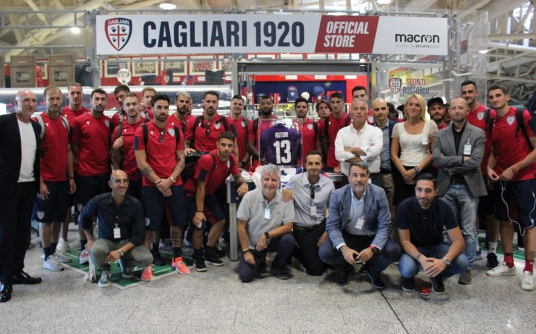 La maglia di Astori donata al Cagliari calcio dall’Ussi da oggi è esposta in aeroporto