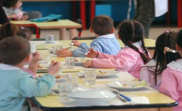 Arzana, rivoluzione a scuola: la mensa è plastic free