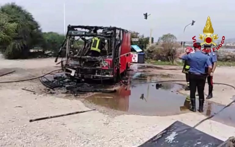 Poetto, lungomare di Quartu: va a fuoco un mezzo. Pericolo per gpl all’interno