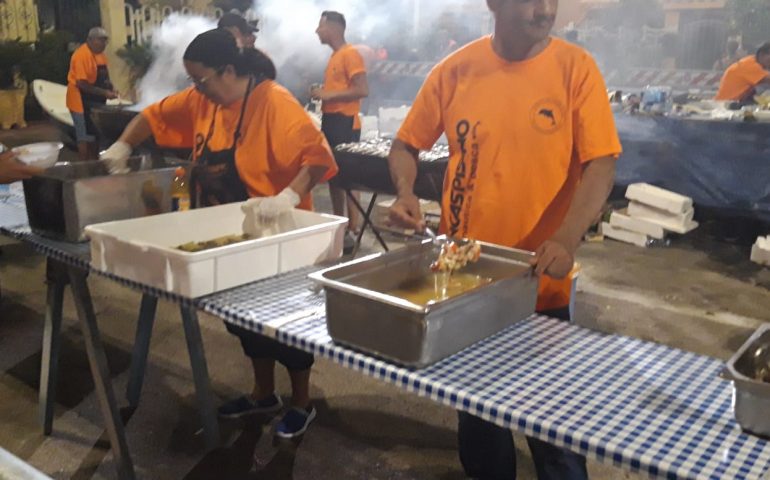 Tutti pazzi per la sagra del pesce di Giorgino: in centinaia alla prima serata di degustazione