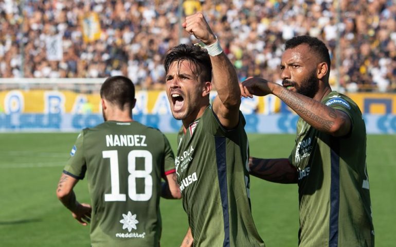 Giovanni Simeone esulta dopo il gol in Parma-Cagliari