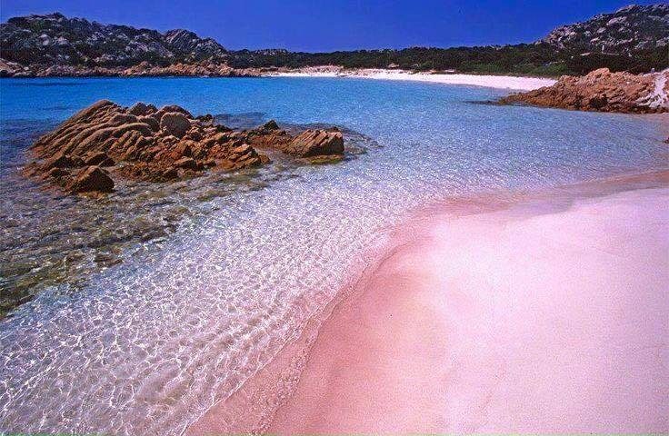 La foto. Gli incredibili colori della Spiaggia Rosa sull’isola di Budelli