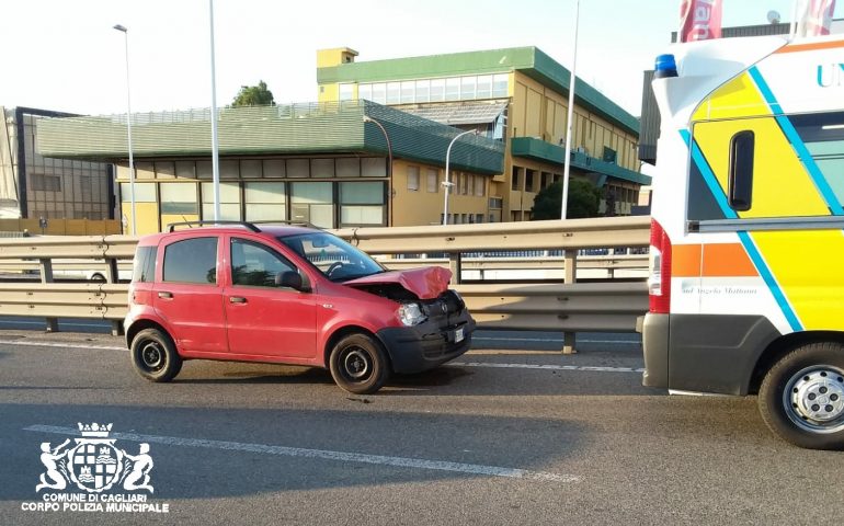 Auto tampona un autocarro nell'asse mediano