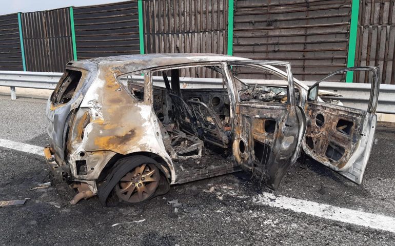 Tragedia a Torino: la loro auto viene tamponata, padre e figlia muoiono bruciati sotto gli occhi della mamma