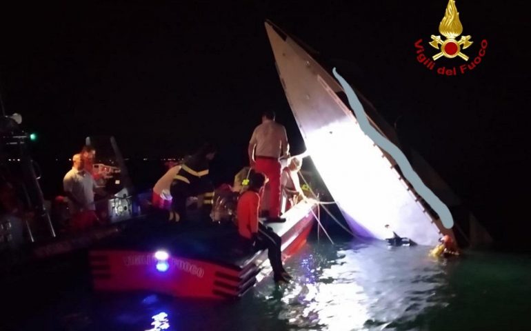 Terribile incidente a Venezia: barca offshore si schianta su una diga, tre morti
