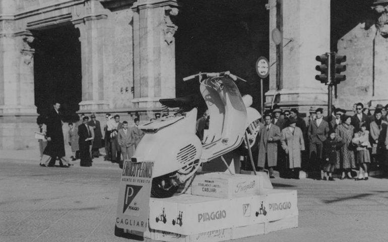 La Cagliari che non c’è più: la Vespa esposta nel bel mezzo di via Roma negli anni ’50