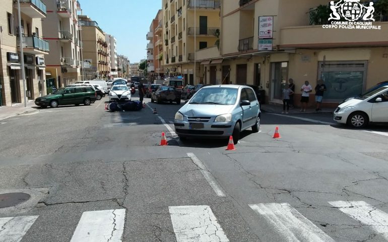 Via della Pineta: auto esce dallo stop e si scontra con una moto. Due persone in ospedale