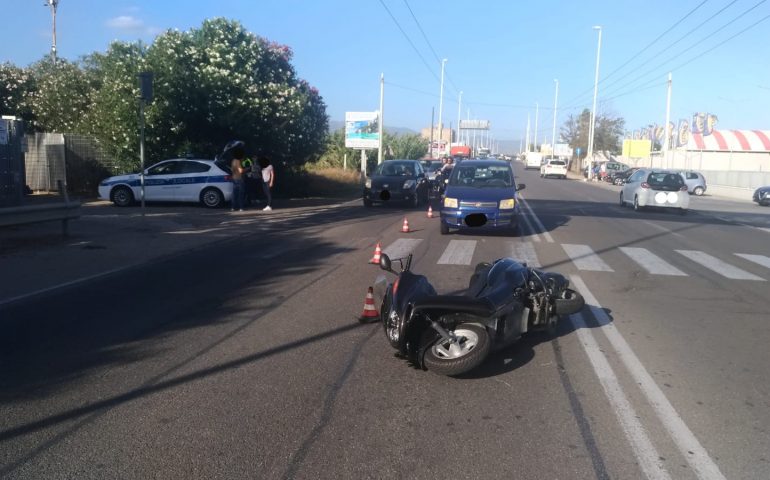 Viale Marconi: scooter si ferma per fare attraversare la strada a un pedone e viene tamponato