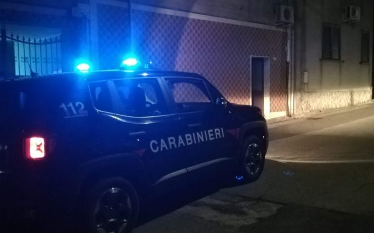 Villacidro. Evade dai domiciliari e picchia il padre, poi se la prende con la casa del vicino