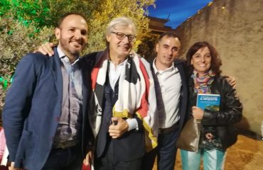 Vittorio Sgarbi riceve a Mandas il premio Lawrence