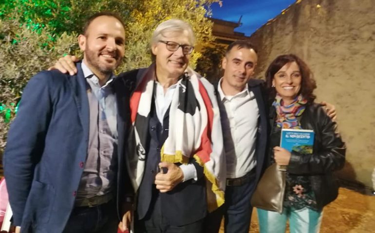 Vittorio Sgarbi riceve a Mandas il premio Lawrence