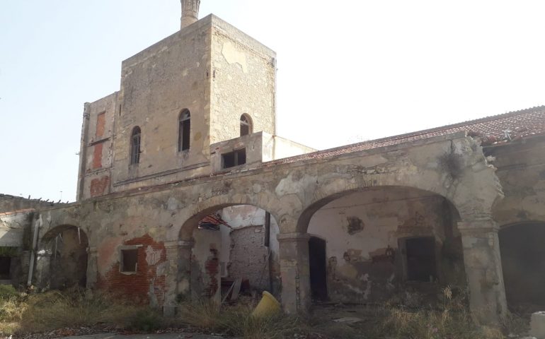L’antica distilleria Zedda-Piras sta cadendo a pezzi, ma non si doveva tutelare?