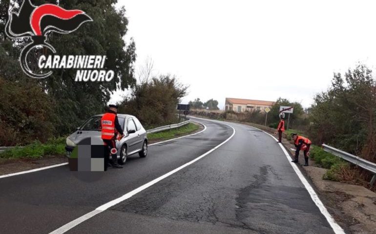 60enne alla guida si scontra contro un’auto e finisce fuori strada: l’incidente stamattina a Suni