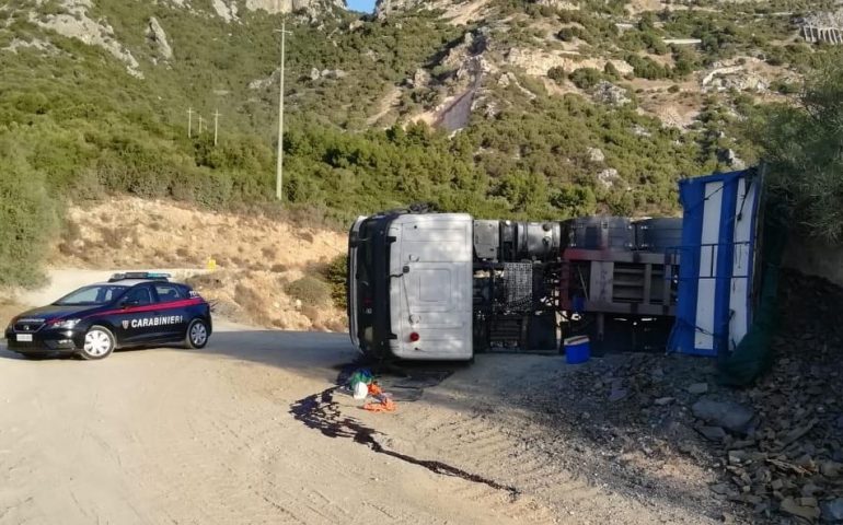 Un camion durante una manovra si ribalta in una cava a Siniscola. Autista in ospedale